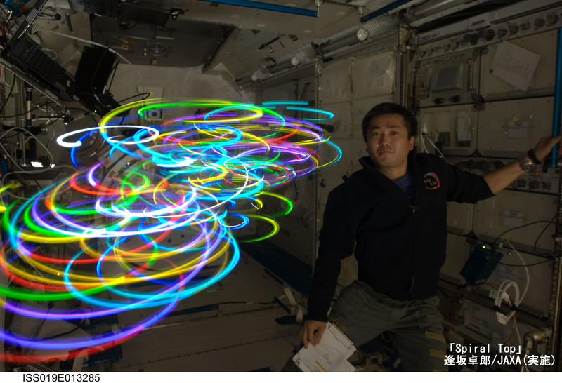 Illustration for article titled Japanese "Spiral Top" makes zero-gravity light paintings aboard the ISS